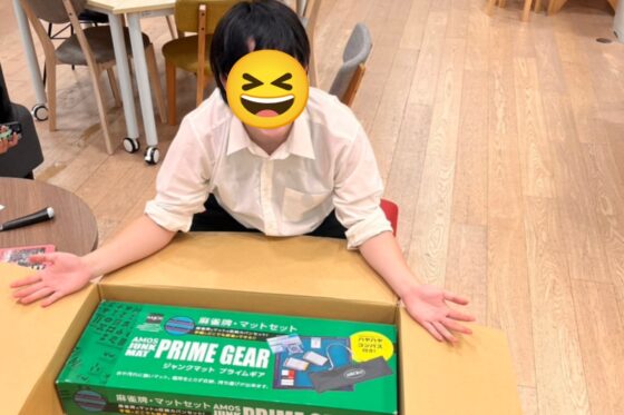 麻雀が届いて喜ぶ中高生